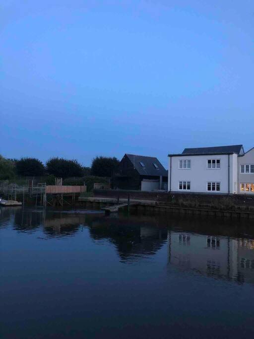 Quirky 1 Bedroom Barn On The River In Arundel Zewnętrze zdjęcie